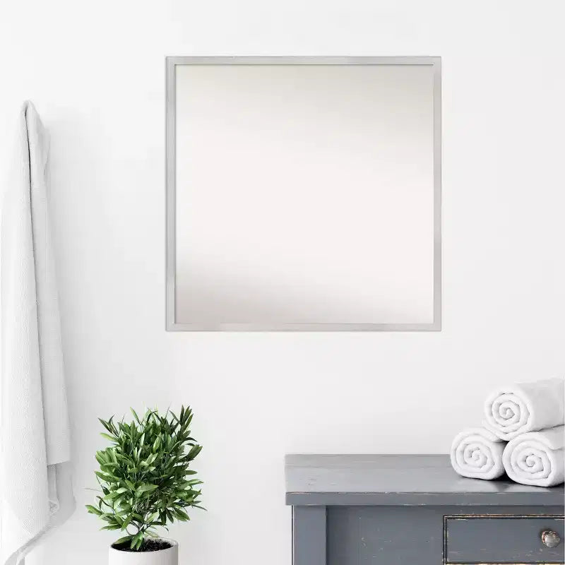 Miroir mural Svelte en bois argenté 71 x 71 cm, matériel de montage inclus