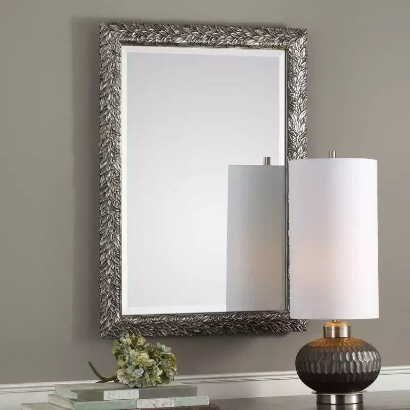 Miroir Mural Décoratif Rectangulaire pour Coiffeuse, Bord Biseauté, Cadre Feuille d'Argent Métallique Brûni, 24 3/4 de Large pour Salle de Bain Chambre à Coucher
