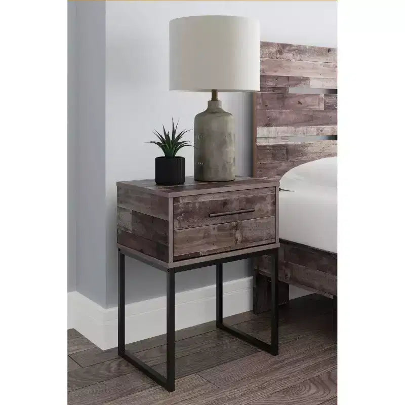 Table de chevet Neilsville Noir/Gris/Beige - : Rustique Mid-Century, cadre en métal, tiroir